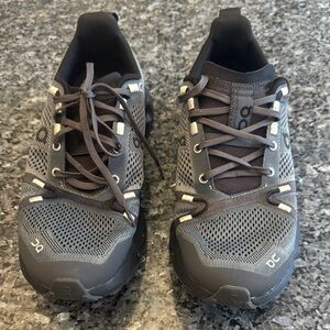 ON CLOUDSURFER TRAIL.

On Running Gray Athletic Trail Shoes with Mesh Upper